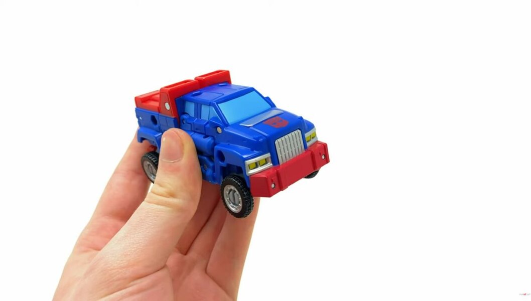 Image Of United Gears Deluxe Class In Hand From Transformers Legacy  (17 of 28)